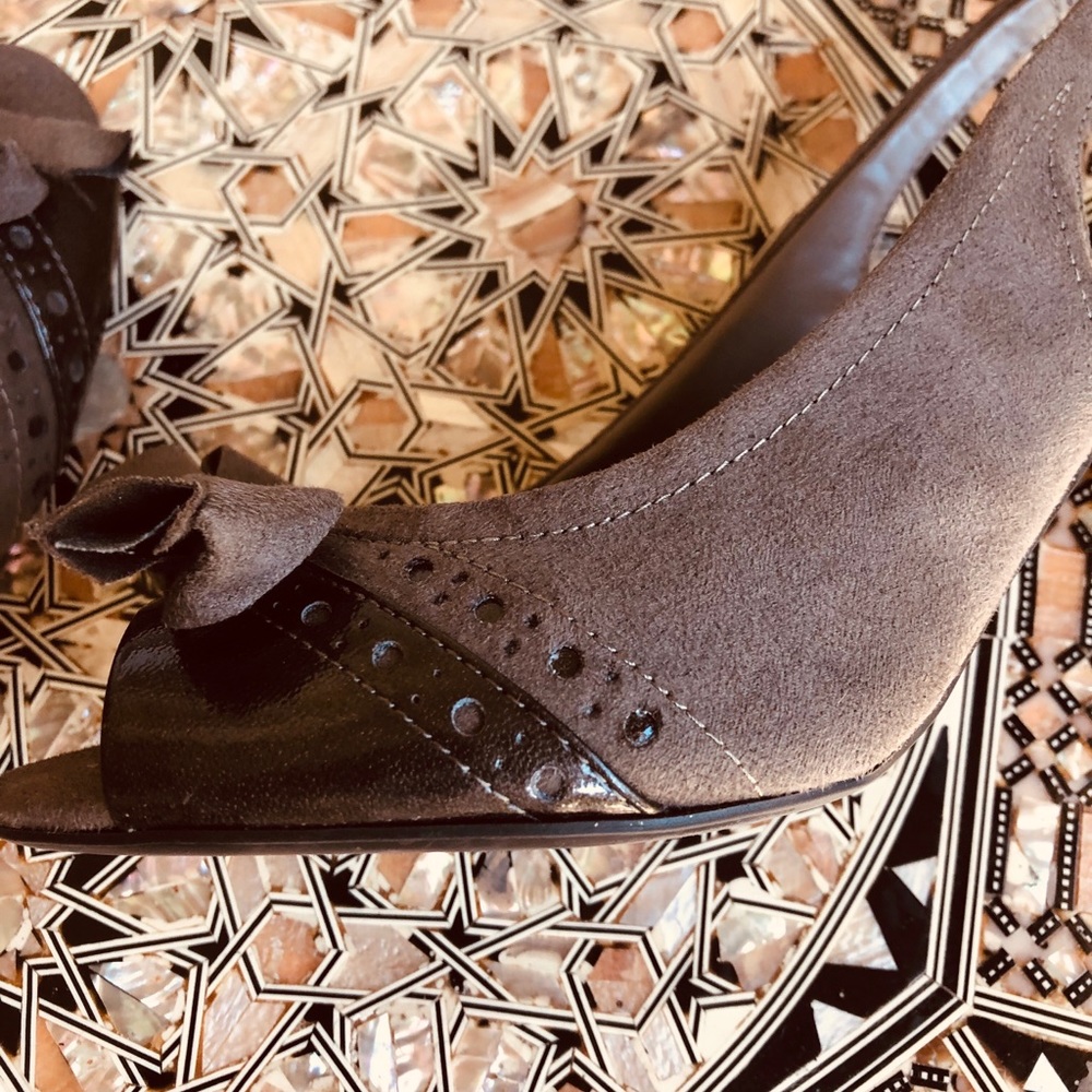 Adorable East Side heels in two tone!  So cute!!